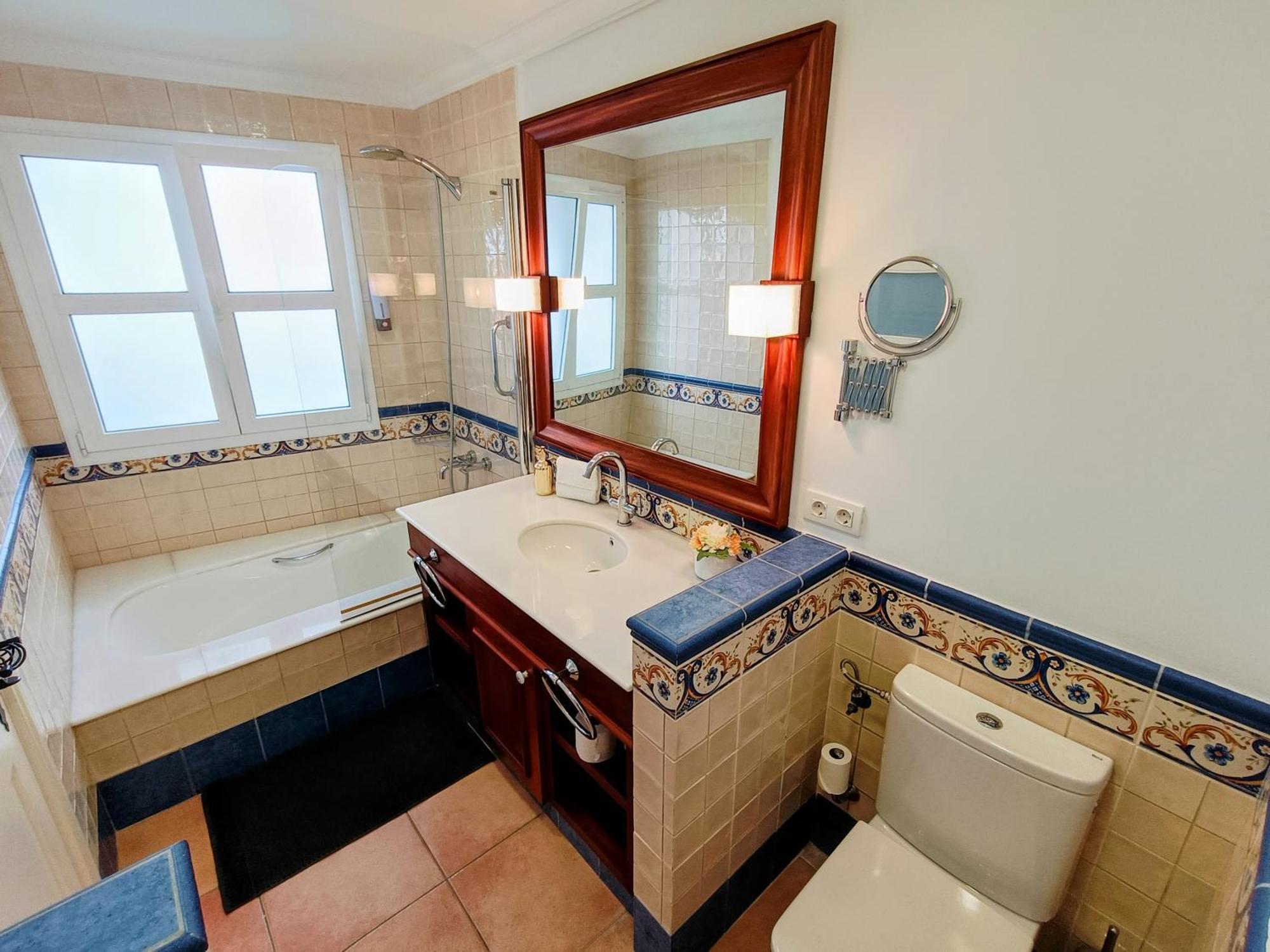 Magnificent 5-star With Sea View, Jacuzzi And Pool Apartment